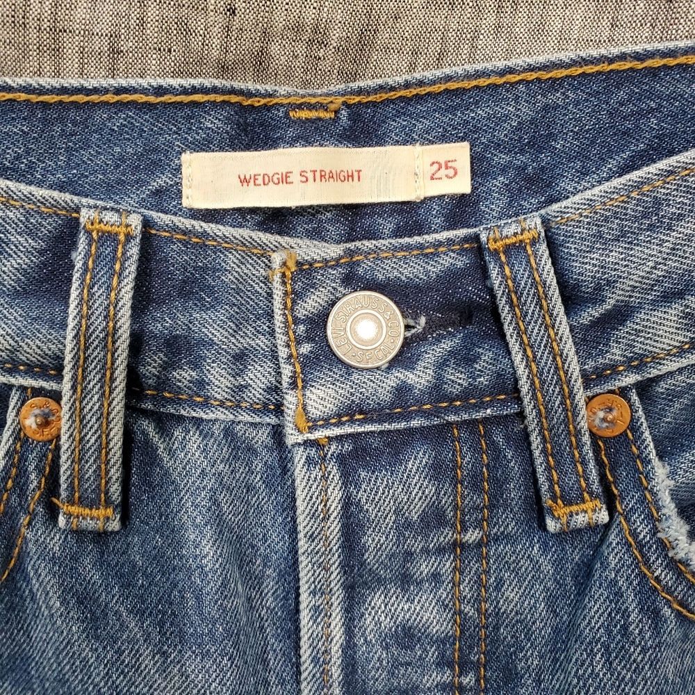 Levi Wedgie cut offs - Picture 2 of 8
